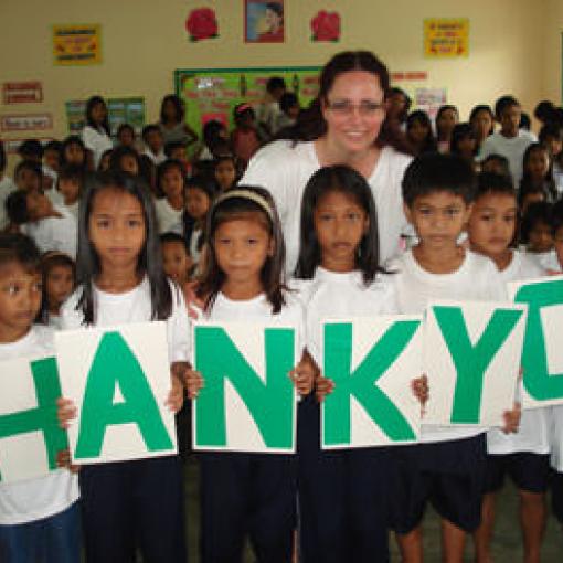Charlotte Lenhard mit Schulkindern der Rissing-Primarschule, Philippinen.