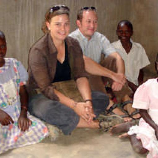 Claudia Derungs zu Besuch bei einer Familie in Rakai, Uganda.