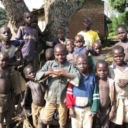 Kindergruppe im Dorf Amwuru, nahe der Owinyopyelo Primarschule, Zombo, Uganda