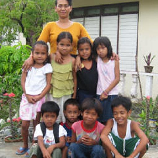 Marites Tabin, Eltern-Komittee Philippinen, mit Schulkindern in Paratong.