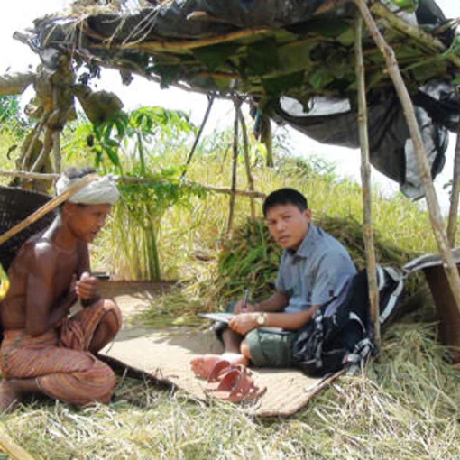 Projektleiter Moung Moung Singh mit Elais Grossvater.